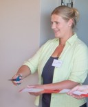 Neue Kinderdorfmutter darf Band zur Eröffnung durchschneiden