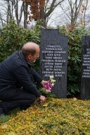 Richter legt Blumen am Grab nieder