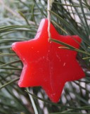 Selbstgebastelter Sternanhänger aus rotem Wachs